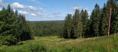 Gaiziņkalns – aukščiausias Latvijos kalnas. Geodezinio lanko taškas „Gaižinskio kalnas”