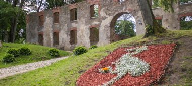 Grobiņa viduramžių pilis su bastionais