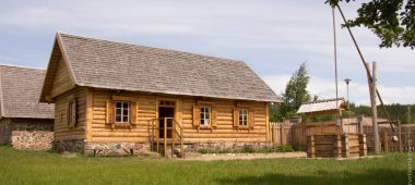 Slutiškio sodyba ir Slutiškio senkapių sodyba