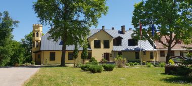 Bikserės dvaras – senovinių daiktų muziejus, parkas su skulptūromis