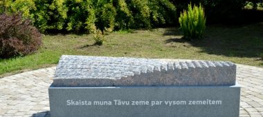 Aplinkos instaliacija „Žemė”