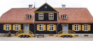 Kuldygos senoji rotušė su Rotušės aikšte