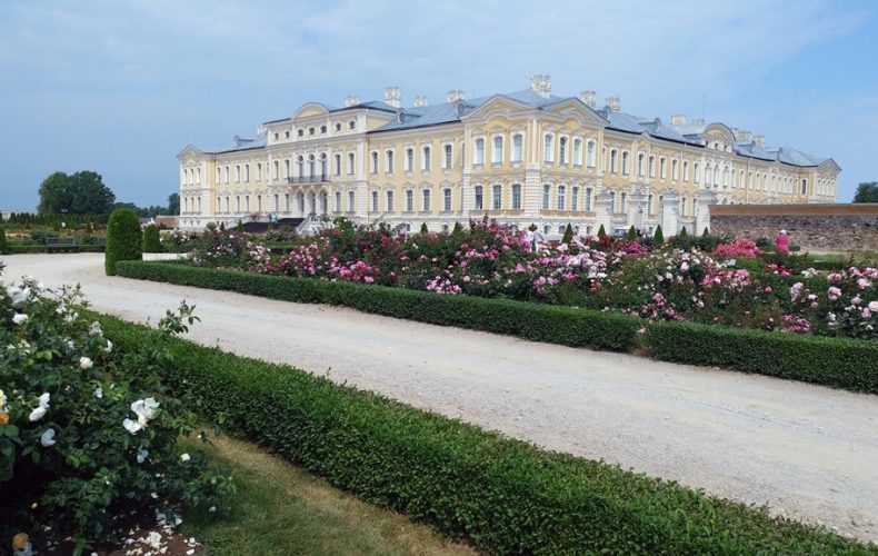 Rundāles-pilsRožu_ziedēšana