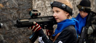 Lazerinis žymėjimas ir dažasvydis „GUNSnLASERS” pramogų parkuose