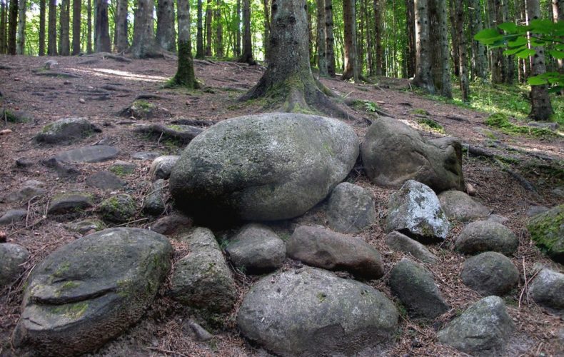 pokainu-meza-akmeni