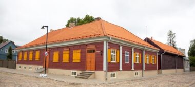 Austra Raksti Latvijos tradicijų pasaulis gyvenimo ir amatų ūkyje