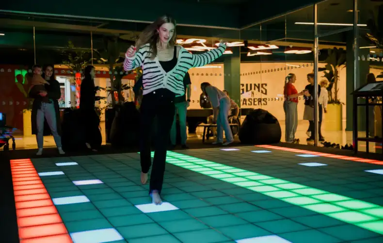 GUNSnLASERS dienos stovykla vaikams Rygoje – aktyvi vasara su kartingais, VR ir pikselių kambariu