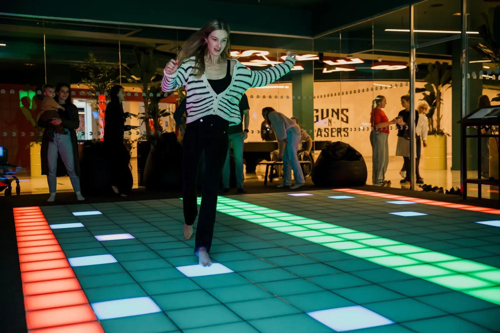 GUNSnLASERS dienos stovykla vaikams Rygoje – aktyvi vasara su kartingais, VR ir pikselių kambariu